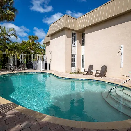 Village Breeze - Heated Pool, Private Patio, Village And Beach!